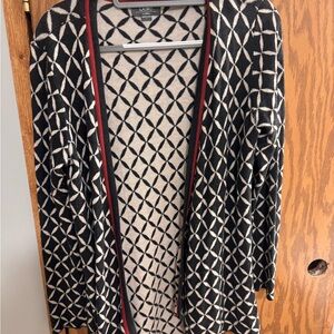 Chic Black and White Diamond Pattern Cardigan